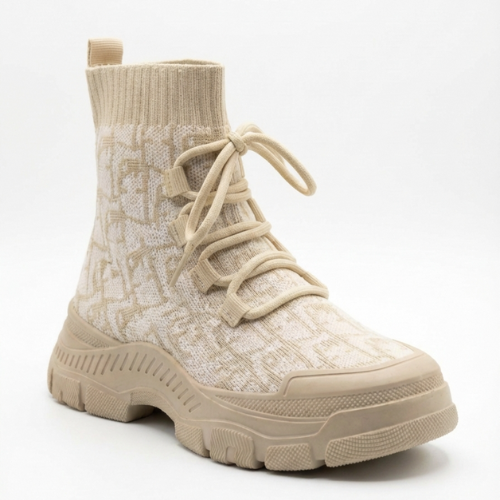 Bottine chaussette à structure tissée et semelle volumineuse, présentée légèrement inclinée vers l’appareil.