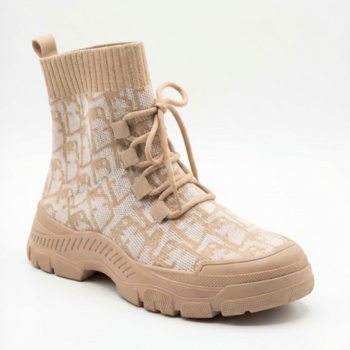 Chaussure haute en tricot avec semelle crantée robuste, présentée en profil gauche, prise en studio. »