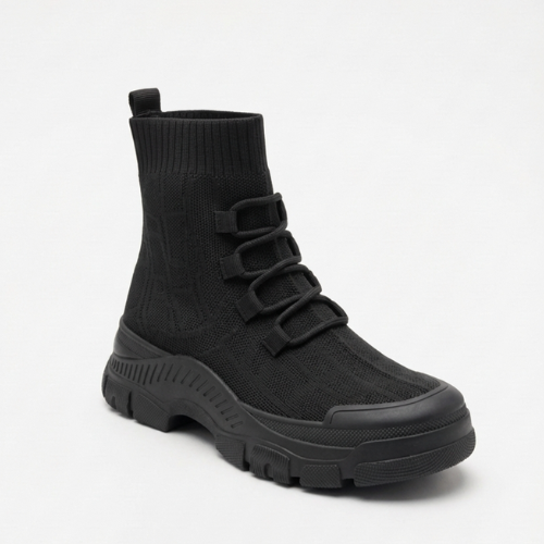 Bottines montantes tendance pour femme, design minimaliste avec col chaussette, semelle robuste et finition textile, photographiées en studio sur fond clair.