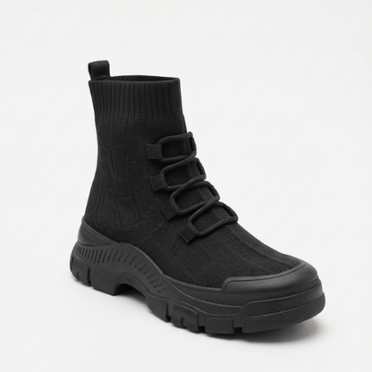 Bottines montantes tendance pour femme, design minimaliste avec col chaussette, semelle robuste et finition textile, photographiées en studio sur fond clair.