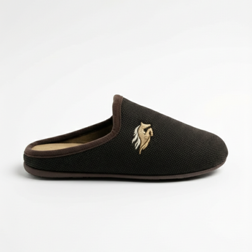 Chausson pour homme en tissu marron foncé, vue latérale, avec broderie dorée en forme de motif sur le dessus.