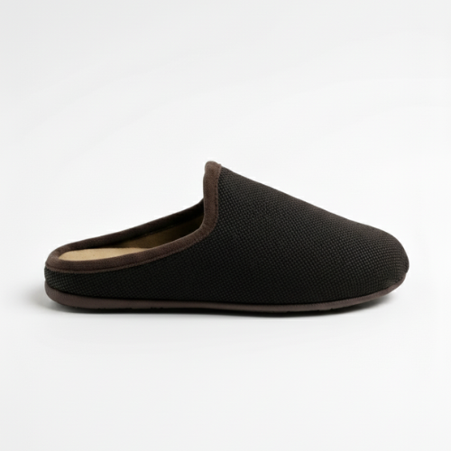 Pantoufle Tibia Médicale pour homme, couleur marron foncé, semelle antidérapante et tissu respirant, conçue pour un confort orthopédique à la maison au Maroc.