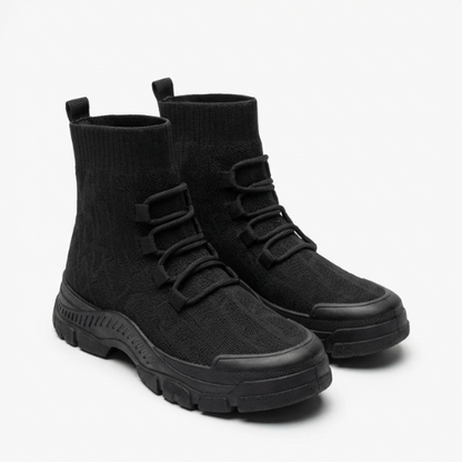 Paire de bottines montantes au style urbain, avec tige en maille stretch, semelle épaisse crantée et laçage moderne, présentées sur fond blanc.