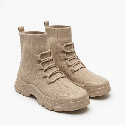 Paire de bottines montantes au style urbain, avec tige en maille stretch, semelle épaisse crantée et laçage moderne, présentées sur fond blanc.