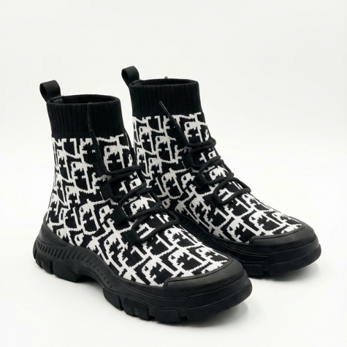 Paire de bottines montantes au style urbain, avec tige en maille stretch, semelle épaisse crantée et laçage moderne, présentées sur fond blanc.