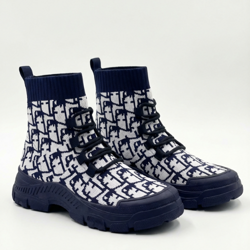 Paire de bottines montantes au style urbain, avec tige en maille stretch, semelle épaisse crantée et laçage moderne, présentées sur fond blanc.