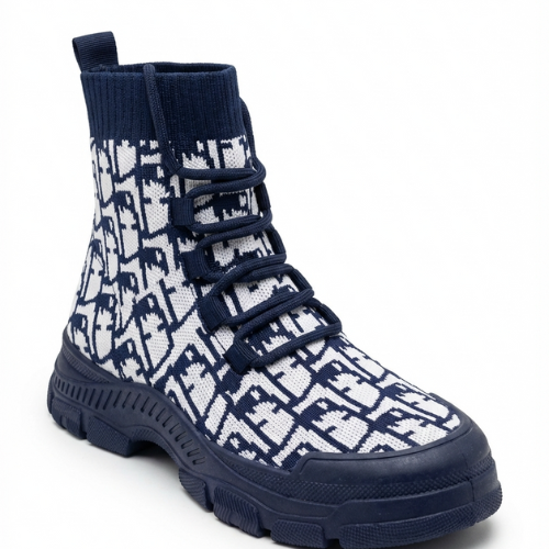 Bottines montantes tendance pour femme, design minimaliste avec col chaussette, semelle robuste et finition textile, photographiées en studio sur fond clair.