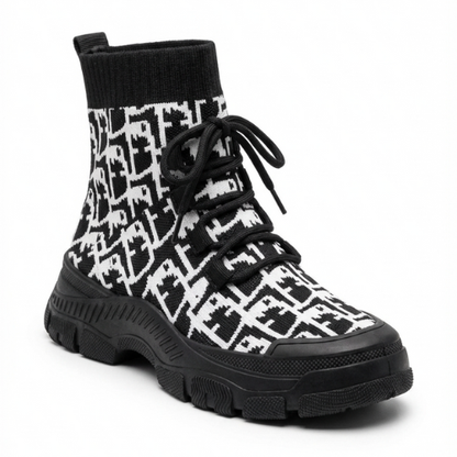 Bottines montantes tendance pour femme, design minimaliste avec col chaussette, semelle robuste et finition textile, photographiées en studio sur fond clair.