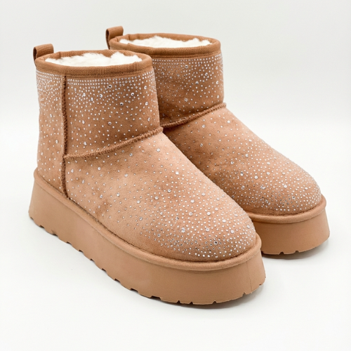  Bottine en suédine sertie de micro-strass, présentée seule sur fond blanc, vue en trois-quarts. 