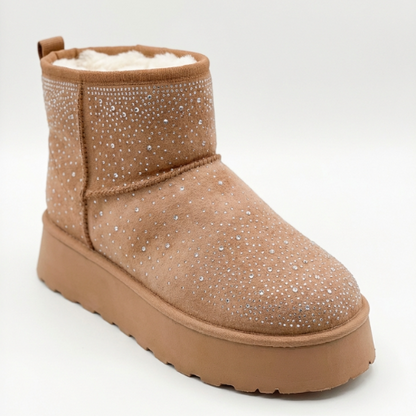 Chaussure cheville à plateforme, doublure en fausse fourrure visible au col, isolée en studio sur