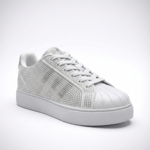 Chaussures de sport à embout rainuré et détails brillants, photographiées en studio sur surface neutre