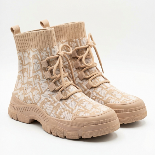  Bottine montante en maille, lacée, vue de face sur fond uni, légère ombre au sol.