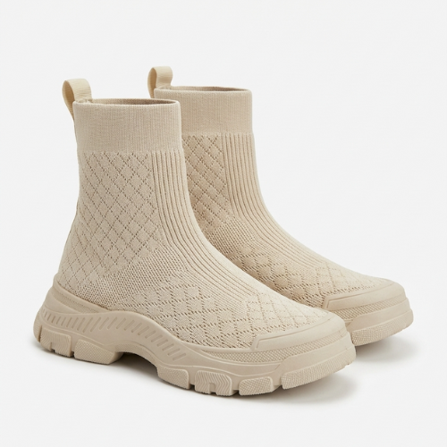 Bottines montantes pour femme en tissu knit avec semelle épaisse sportive, style sneaker-boot, photo produit e-commerce sur fond blanc.
