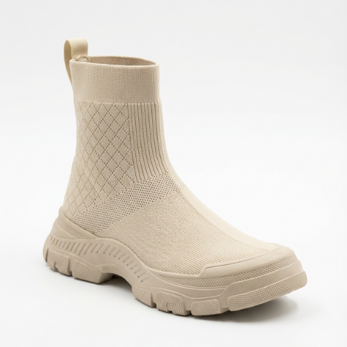 Chaussures montantes type sneaker-boot en maille extensible avec semelle robuste, design moderne pour femme, vue studio professionnelle.