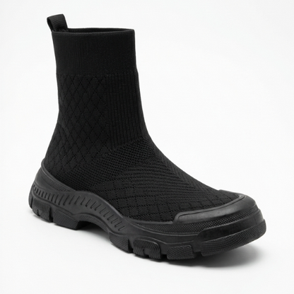 Chaussures montantes type sneaker-boot en maille extensible avec semelle robuste, design moderne pour femme, vue studio professionnelle.