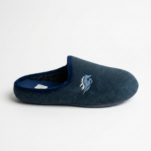 Pantoufle médicale bleu marine pour homme avec logo brodé, tissu confortable et semelle antidérapante, idéale pour un usage quotidien à la maison au Maroc.