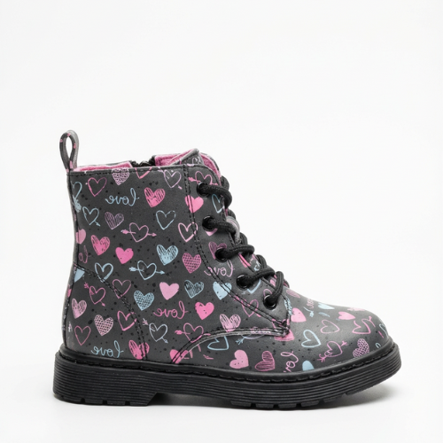 Bottine enfant tendance avec motifs cœurs, vue latérale droite sur fond blanc