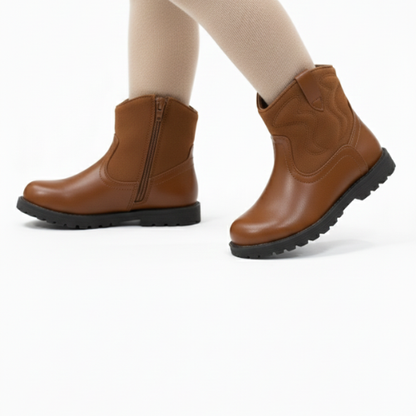 Bottines marron enfant Maroc portées, semelle robuste et design western confortable