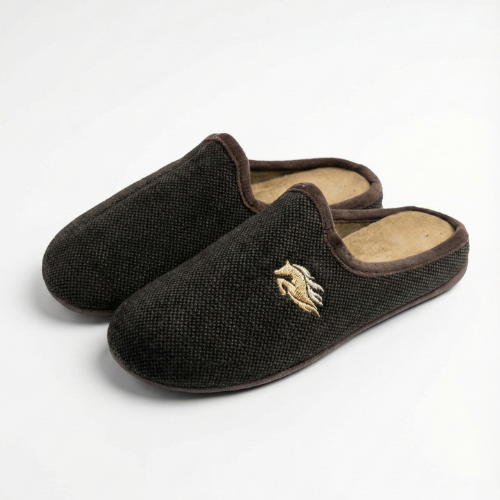 Paire de chaussons pour homme en tissu marron foncé, style ouvert à l’arrière, avec broderie décorative dorée sur le dessus.