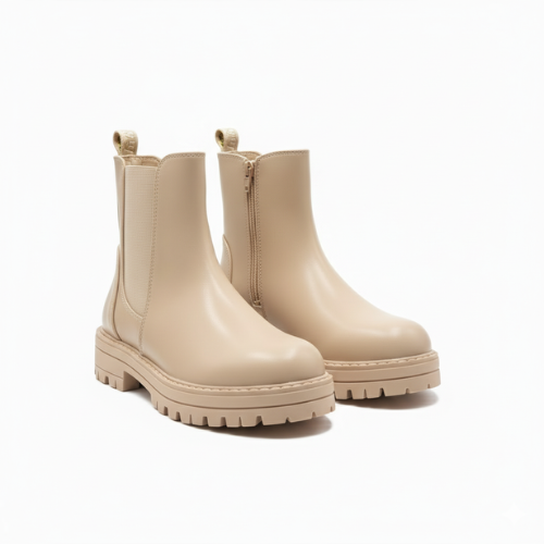 Bottines Chelsea beige pour femme, au design élégant avec semelle épaisse et finition premium, présentées sur fond blanc.