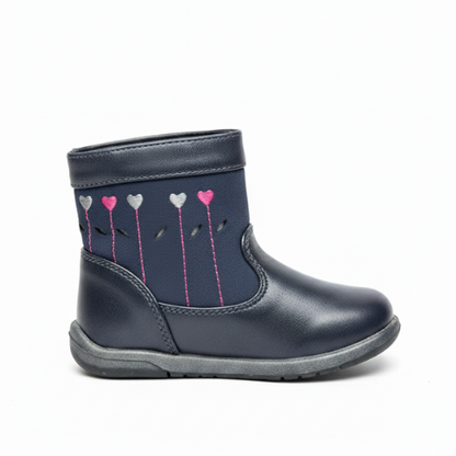 Bottines fille bleu marine avec broderies de petits cœurs roses et gris.