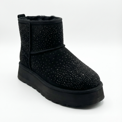 Bottines femme noires confortables, style hiver chic, intérieur fourré, semelle robuste, chaussures tendance pour usage quotidien, vue produit professionnelle.