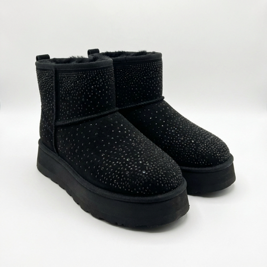 Bottines noires élégantes pour femme, doublure chaude, semelle épaisse antidérapante, design moderne avec détails brillants, photo produit sur fond blanc.