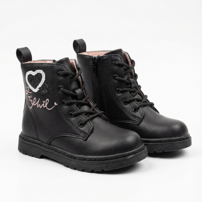 Bottes enfant noires en simili cuir avec cœur brillant et écriture rose, lacets et semelle crantée.