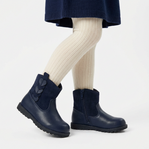 Bottines fille bleu marine portées, chaussures enfant élégantes et confortables importées d’Espagne