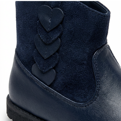 Détail cœurs sur bottines fille bleu marine, chaussure enfant élégante importée d’Espagne